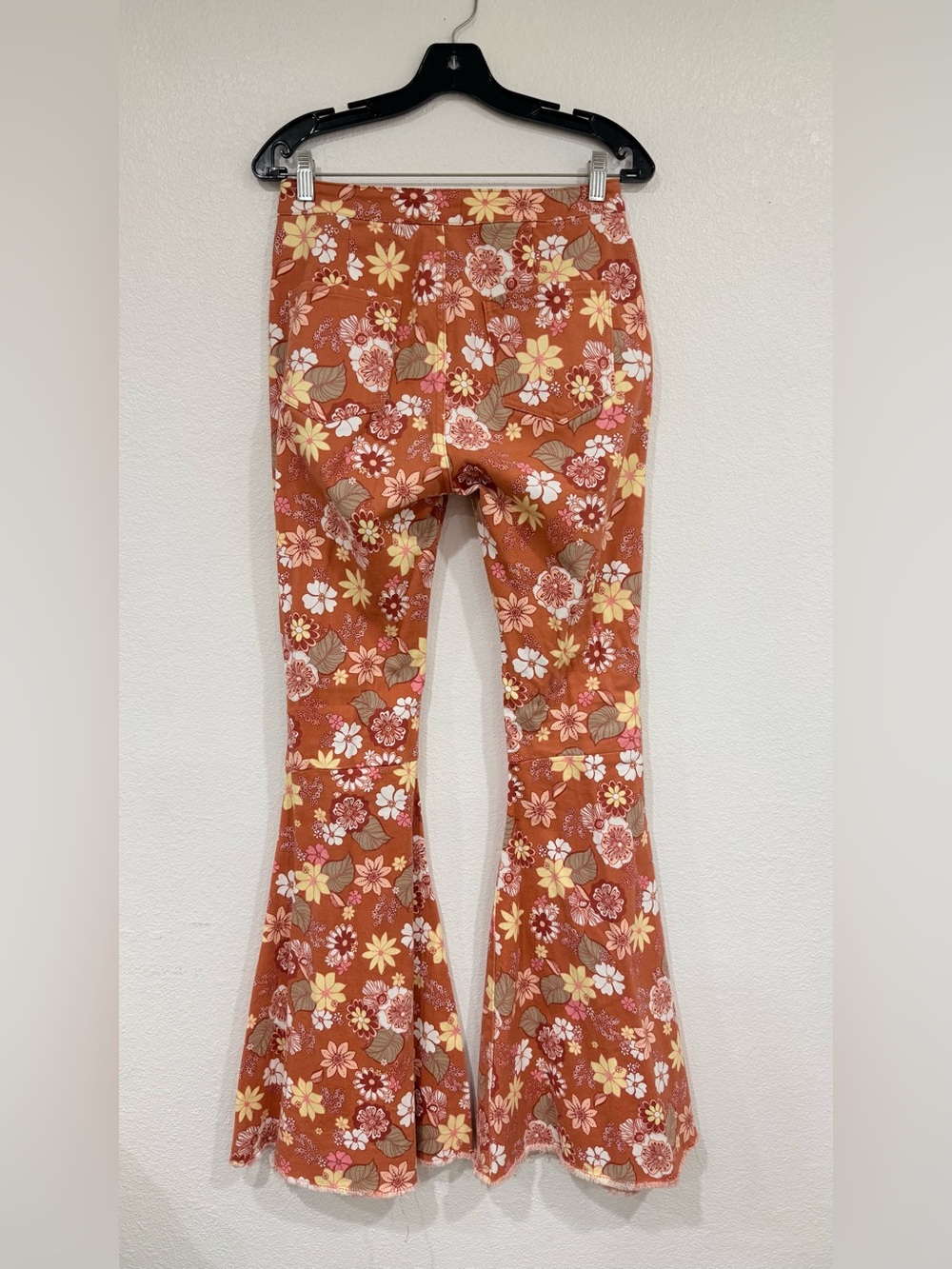 Peach Love California Boutique Boho 70s Inspired Flare Jeans Size Medium - Picture 2 of 3